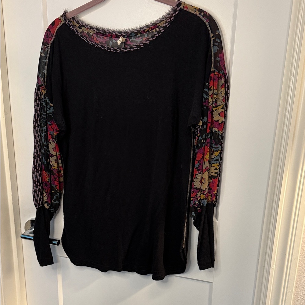 Tiny Floral Sleeve Black Top